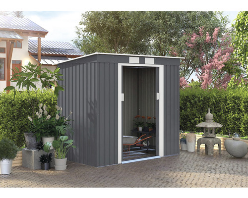 Kovová záhradná búda s otvorenými dverami a záhradným náradím vo vnútri