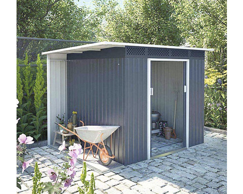 Kovová záhradná búda s otvorenými dverami a záhradným náradím v záhrade