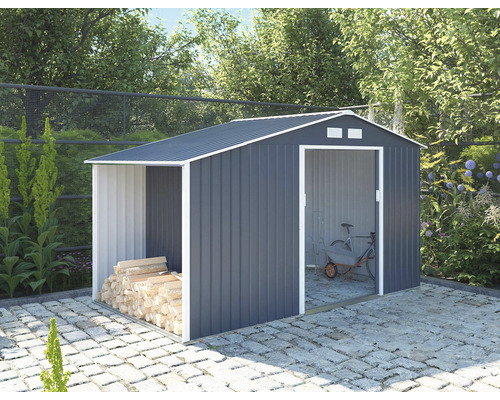 Záhradný domček so skladom dreva, bicykel a fúrik v záhrade