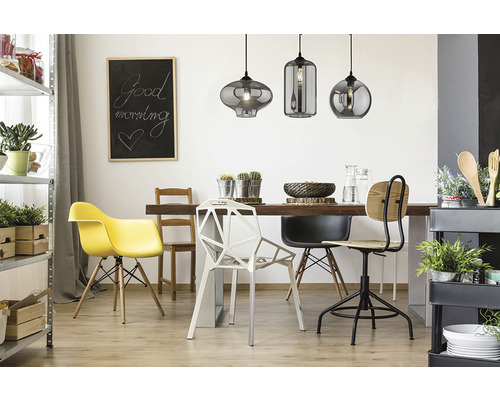 Jedáleň s dreveným stolom, stoličkami a sklenenými závesnými svietidlami