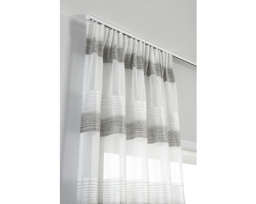 Záclona s prúžkovaným vzorom na záclonovej koľajnici