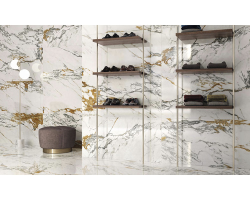 Moderný interiér s mramorovými dlaždicami, botníkom a sedákom.