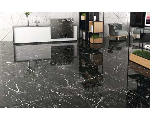 Interiér s podlahovými dlaždicami so vzhľadom mramoru, recepciou a posedením