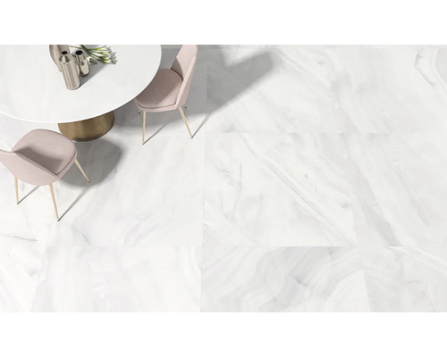 Svetlá, dláždená podlaha s jedálenským stolom a stoličkami