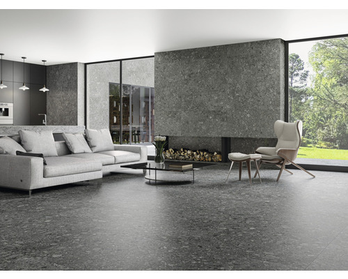 Svetlá obývacia izba s pohovkou, kreslom, krbom a dlažbou s kamenným vzhľadom