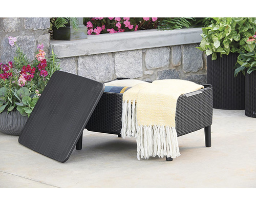 Pletený vonkajší úložný box s otvoreným vekom, dekou a vankúšmi