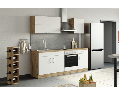 Kompletná kuchynská linka s drezom, sporákom, odsávačom pár, závesnými skrinkami, chladničkou a regálom na víno.