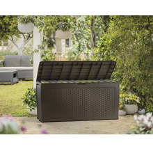 Otvorený plastový záhradný box s ratanovým vzhľadom vo vonkajšom prostredí.