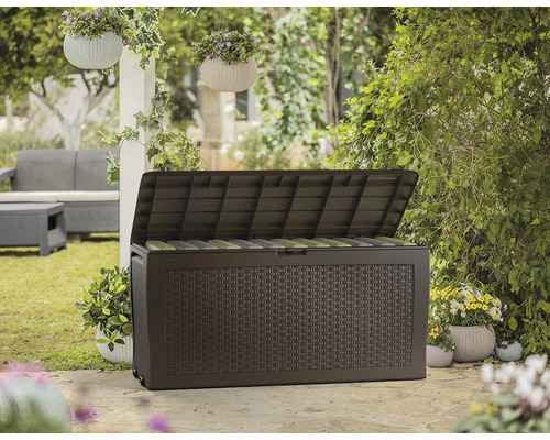 Otvorený plastový záhradný box s ratanovým vzhľadom vo vonkajšom prostredí.