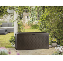 Hnedá záhradná truhlica vo vonkajšom prostredí