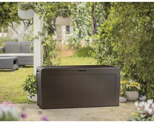 Hnedá záhradná truhlica vo vonkajšom prostredí