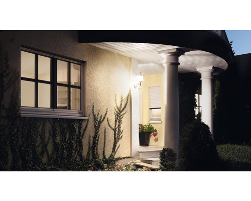 Exteriér domu s oknami, roletami a osvetlením