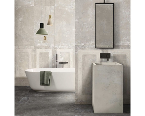 Kúpeľňa s voľne stojacou vaňou, umývadlovým stĺpom, zrkadlom a závesnými svietidlami