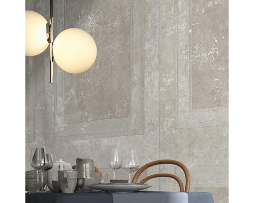 Dekoratívna jedáleň s taniermi, pohármi a obkladovými dlaždicami s kamenným vzhľadom.