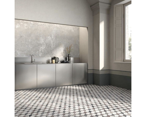 Svetlá kuchyňa s moderným dizajnom, dlažba s motívom kociek a kuchynská linka s umývadlom