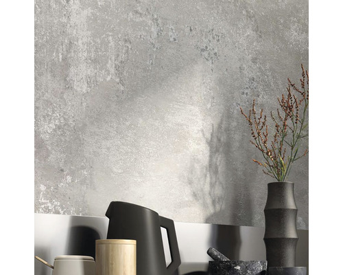 Dekoratívna stena s rôznym kuchynským náčiním a dekoráciami.