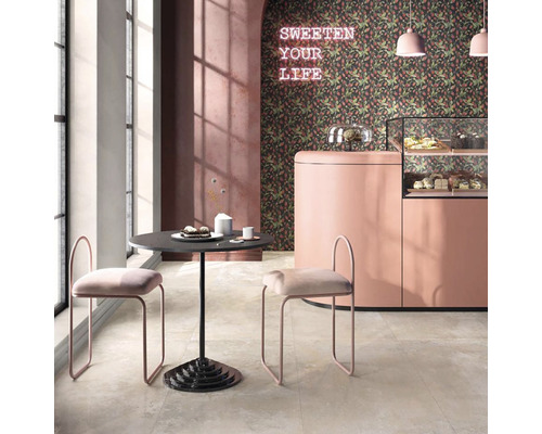 Kaviarenská scéna so stolom, stoličkami, pultom a dekoráciou