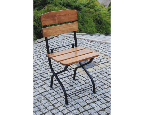 Záhradná stolička s dreveným sedadlom a kovovým rámom