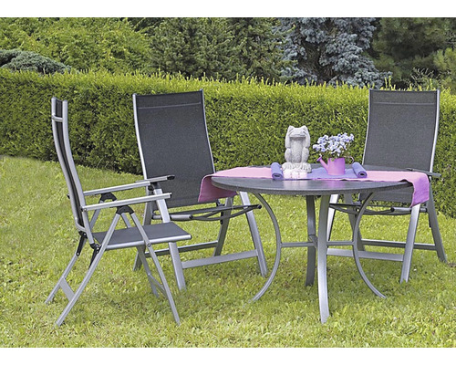 Záhradná scéna so stolom a stoličkami na trávniku