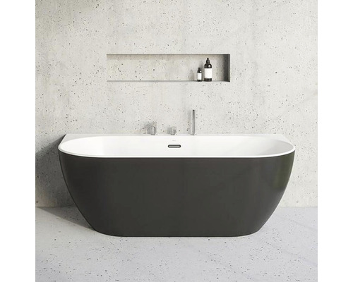 Voľne stojaca vaňa vo svetlej kúpeľni s betónovou stenou