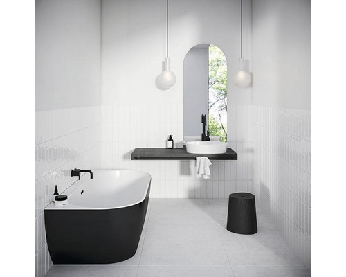 Kúpeľňa s voľne stojacou vaňou, umývadlom a zrkadlom