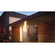 Vonkajší pohľad na moderný dom s dverami a vonkajším svetlom.