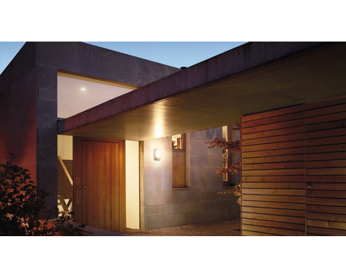 Vonkajší pohľad na moderný dom s dverami a vonkajším svetlom.