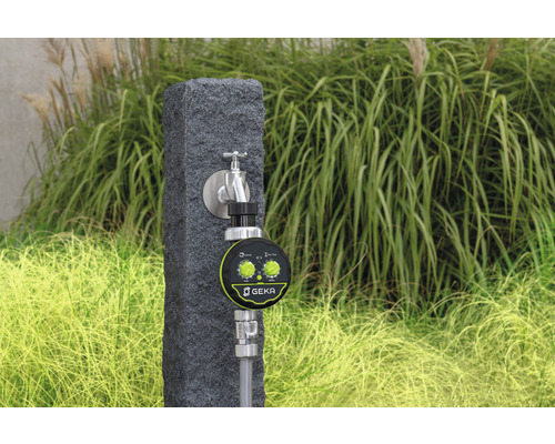 Zavlažovací počítač Geka na vodovodnom kohútiku v záhrade