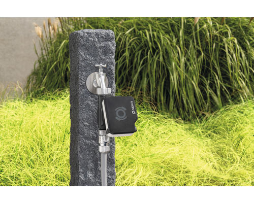 Vodovodný kohútik so zavlažovacím počítačom Geka v záhrade