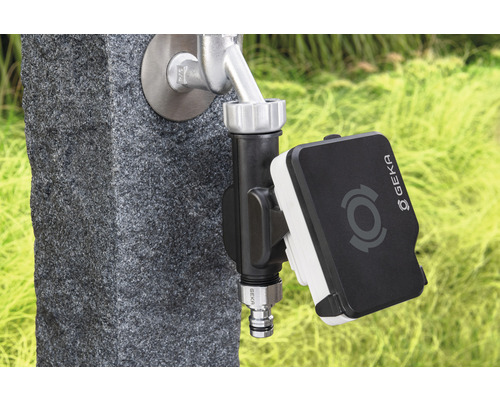 Logo Geka na vodovodnom kohútiku so zavlažovacím počítačom