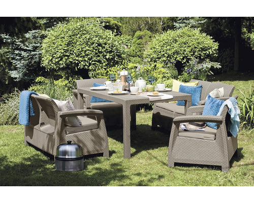 Záhradná sedacia súprava so stolom, stoličkami a grilom v záhrade