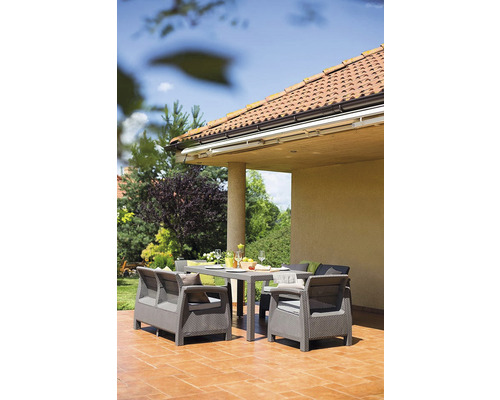 Terasa so záhradným nábytkom pozostávajúcim zo stola, kresiel a pohovky.