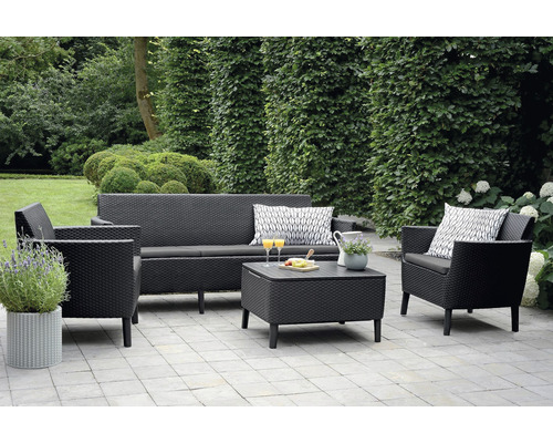 Čierna záhradná nábytková súprava s pohovkou, kreslami a stolom na terase