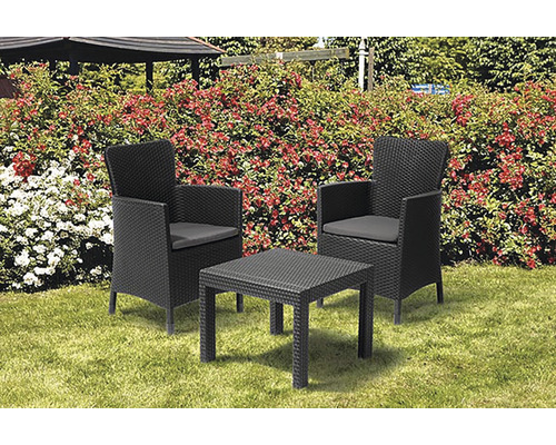 Záhradný nábytok pozostávajúci z dvoch stoličiek a stola v záhrade