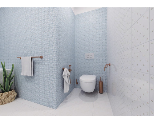 Kúpeľňa s toaletou, uterákmi a vzorovanými obkladmi