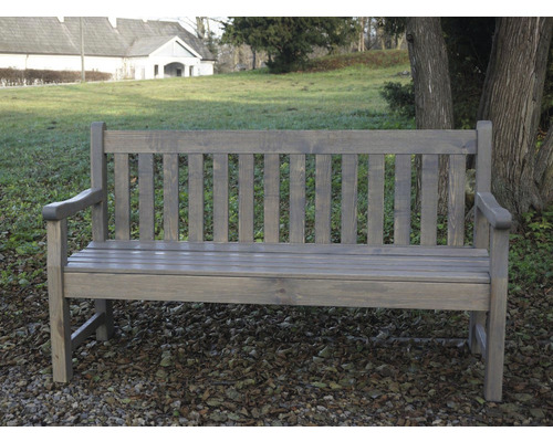 Drevená záhradná lavica s podrúčkami na štrku