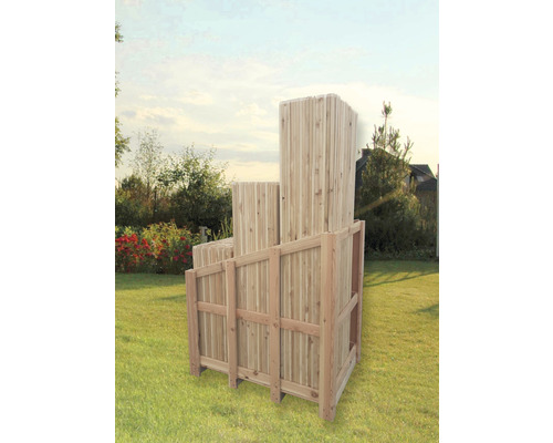 Drevený prvok zásteny s rámom v záhrade