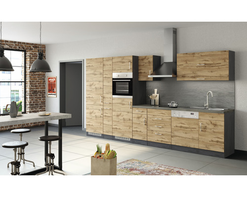 Svetlá vstavaná kuchyňa s dreveným dekorom, pracovnou doskou, drezom a elektrickými spotrebičmi v modernom dizajne.