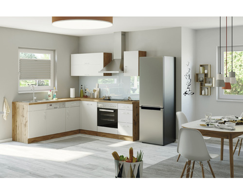 Svetlá kuchyňa s kuchynskou linkou, drezom, vstavanými spotrebičmi a jedálenským stolom