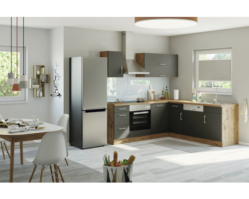 Svetlá kuchyňa s vstavanou kuchyňou, jedálenským stolom a kombináciou chladničky s mrazničkou