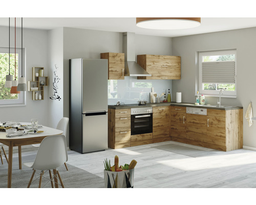 Svetlá kuchyňa s kuchynským nábytkom s dreveným dekorom, nerezovou chladničkou a jedálenským kútom so stolom a stoličkami.