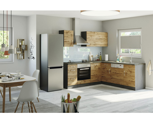 Svetlá kuchyňa so vstavanou kuchyňou, kuchynským stolom a kombinovanou chladničkou s mrazničkou