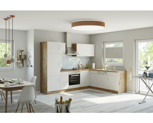 Svetlá kuchyňa s jedálenským priestorom, kuchynskou linkou a osvetlením