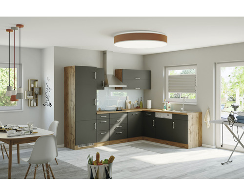 Svetlá kuchyňa s jedálenským stolom, vstavaná kuchyňa a moderné spotrebiče