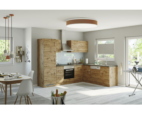 Svetlá kuchyňa vo vidieckom štýle s drevenými čelami, jedálenským stolom a osvetlením