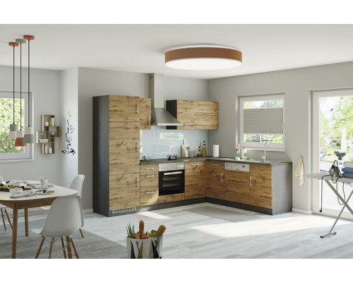 Svetlá kuchyňa so vstavanými skriňami, jedálenským stolom a žehliacou doskou