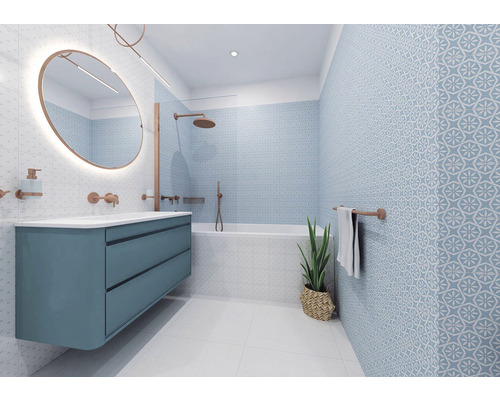 Kúpeľňa s umývadlom, zrkadlom, vaňou a vzorovanými obkladmi