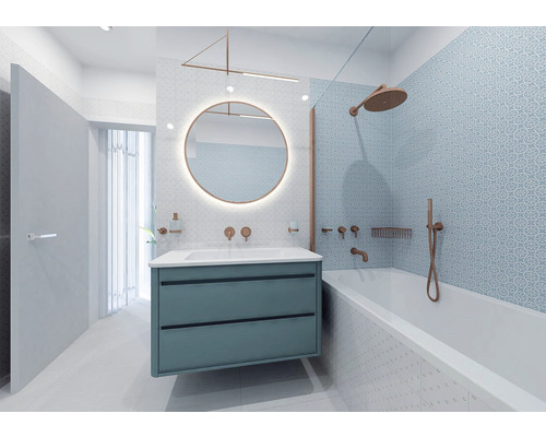 Moderná kúpeľňa s umývadlom, zrkadlom a vaňou