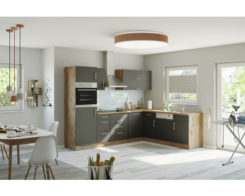 Svetlá kuchyňa s jedálenským priestorom, sivými skrinkami a drevenými prvkami.