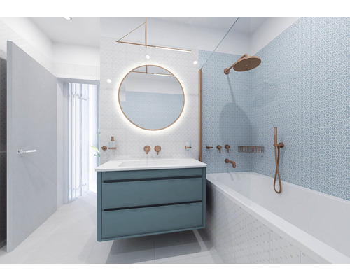 Kúpeľňa s umývadlovou skrinkou, zrkadlom a vaňou